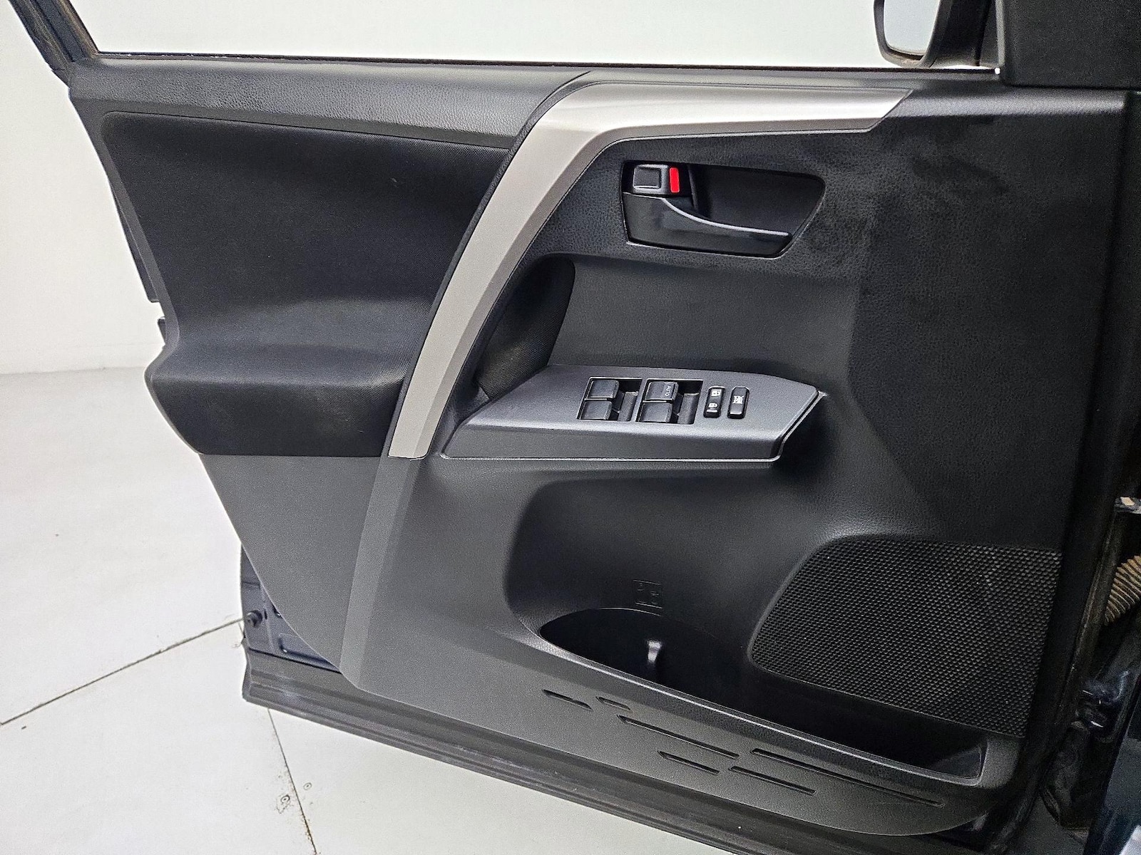 2017 Toyota RAV4 LE - Photo 13