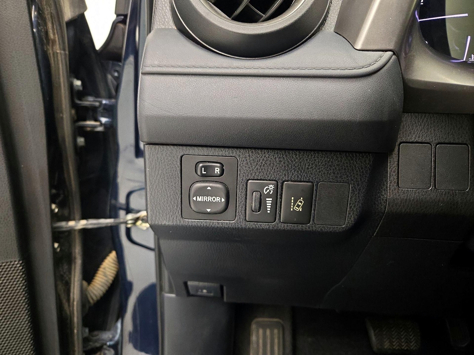 2017 Toyota RAV4 LE - Photo 14
