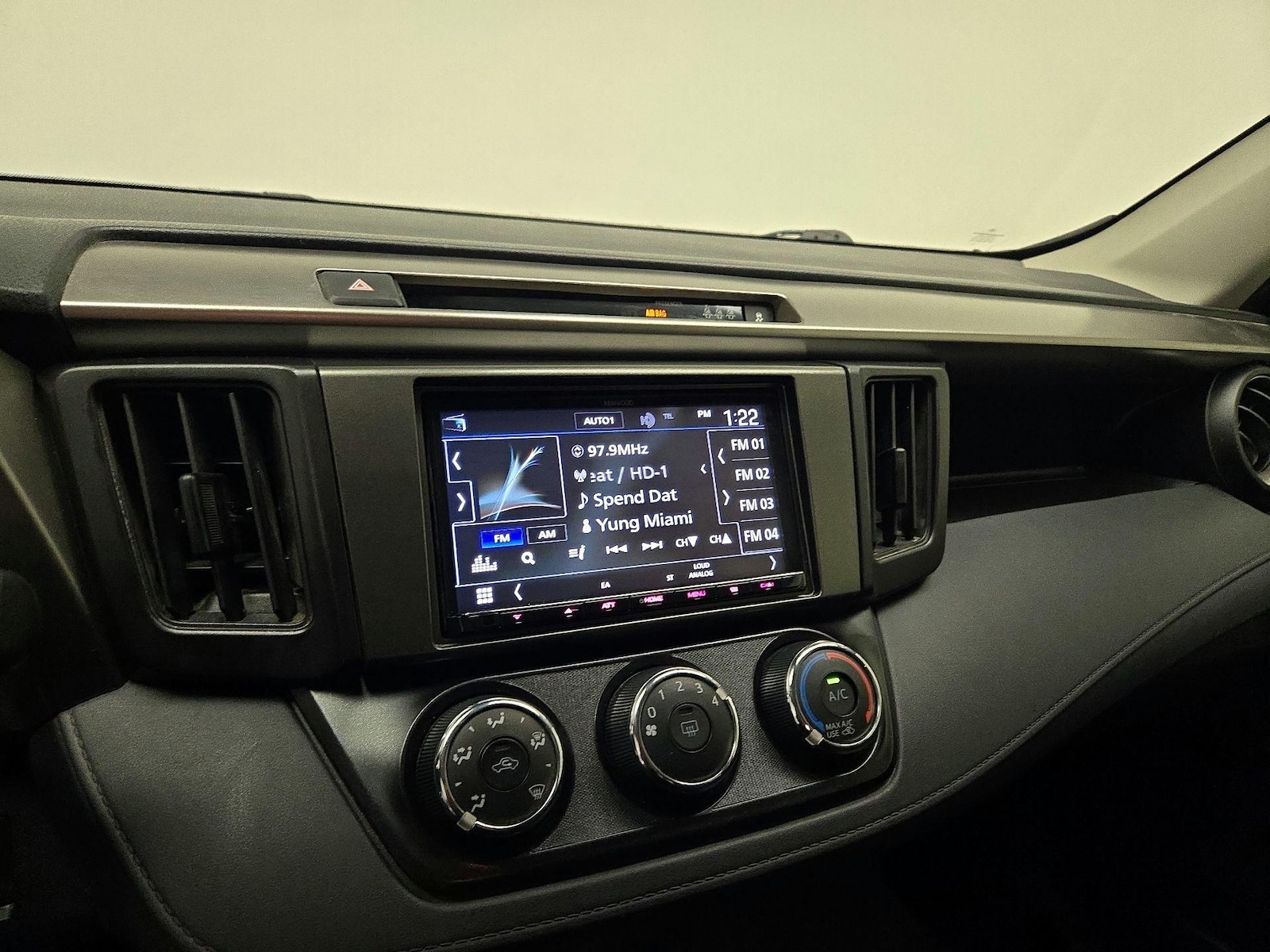 2017 Toyota RAV4 LE - Photo 16