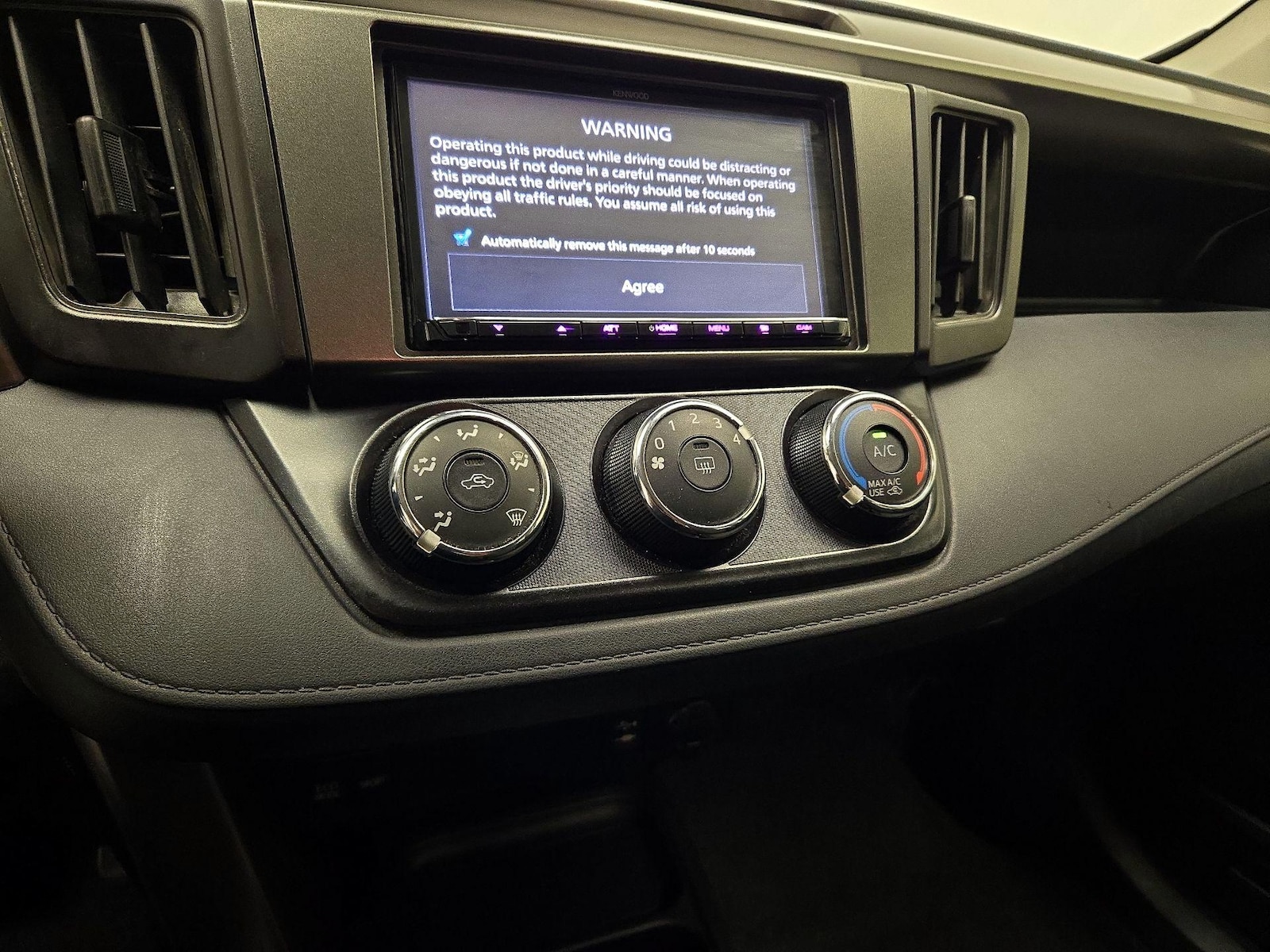 2017 Toyota RAV4 LE - Photo 17