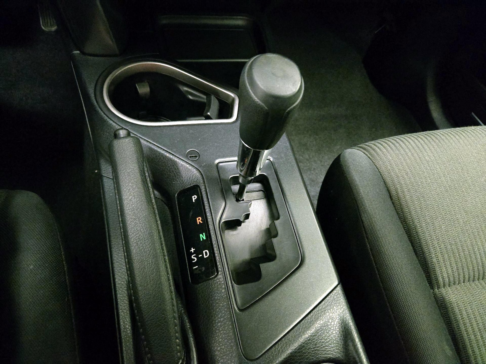2017 Toyota RAV4 LE - Photo 18