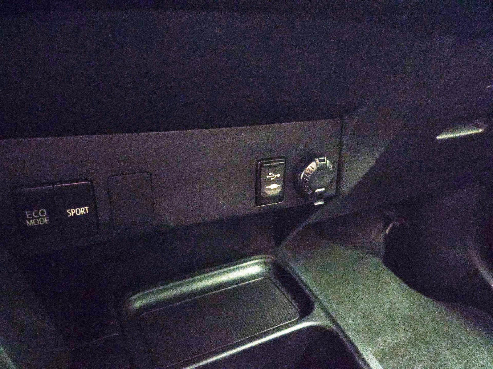 2017 Toyota RAV4 LE - Photo 19