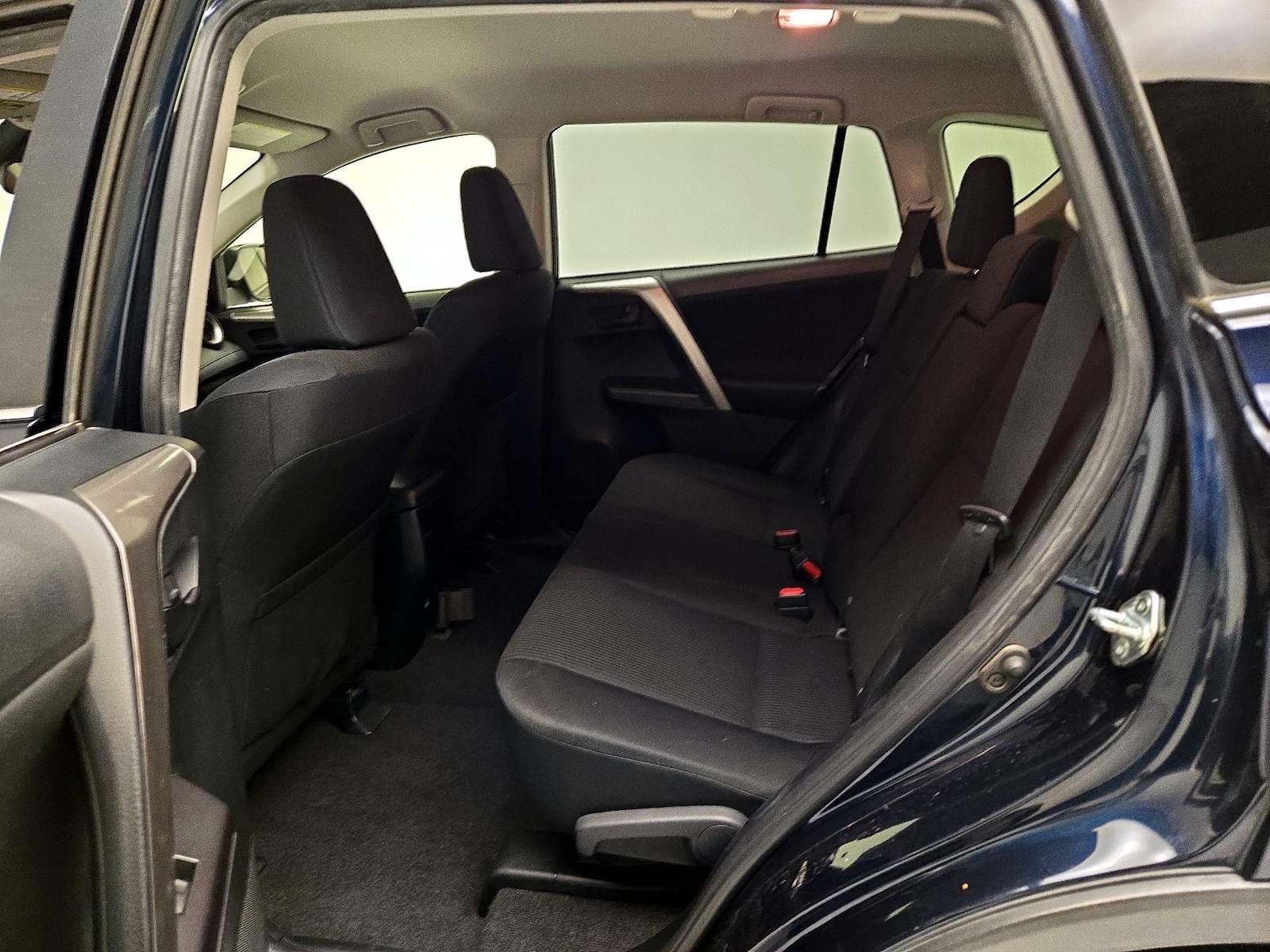 2017 Toyota RAV4 LE - Photo 20