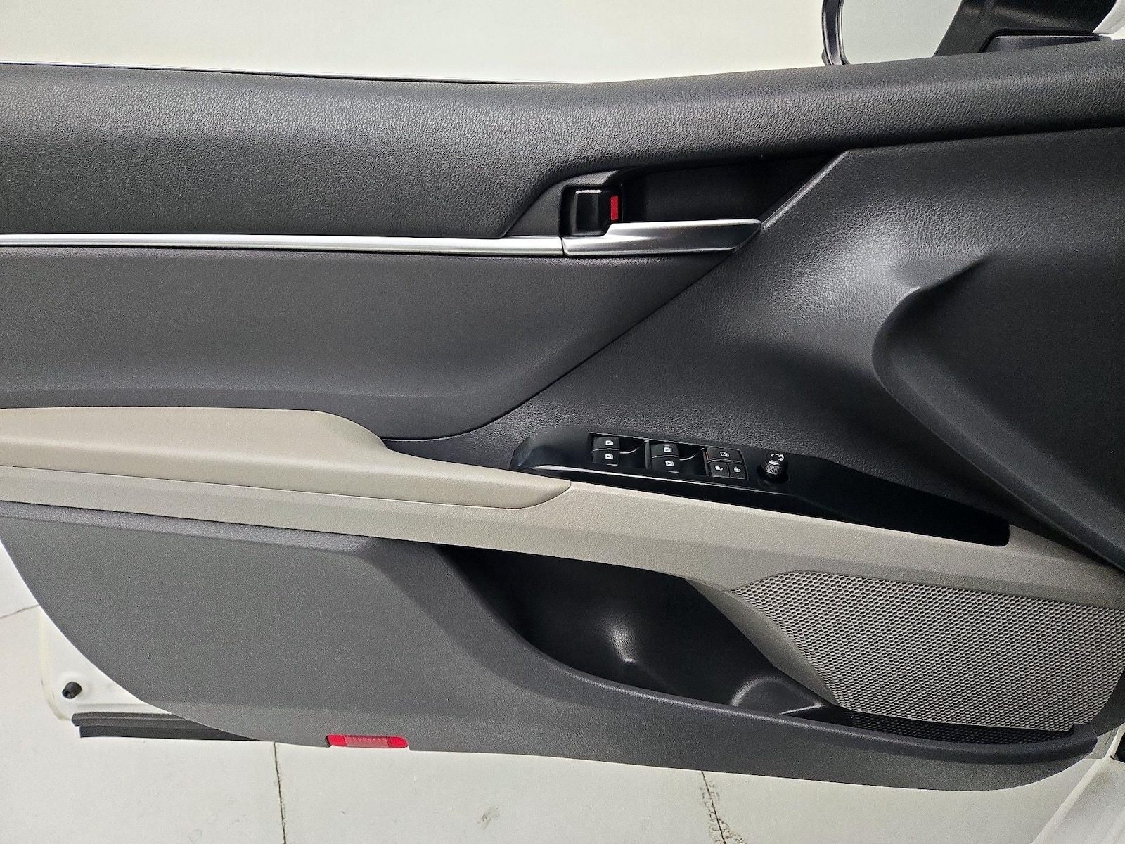 2020 Toyota Camry SE - Photo 13