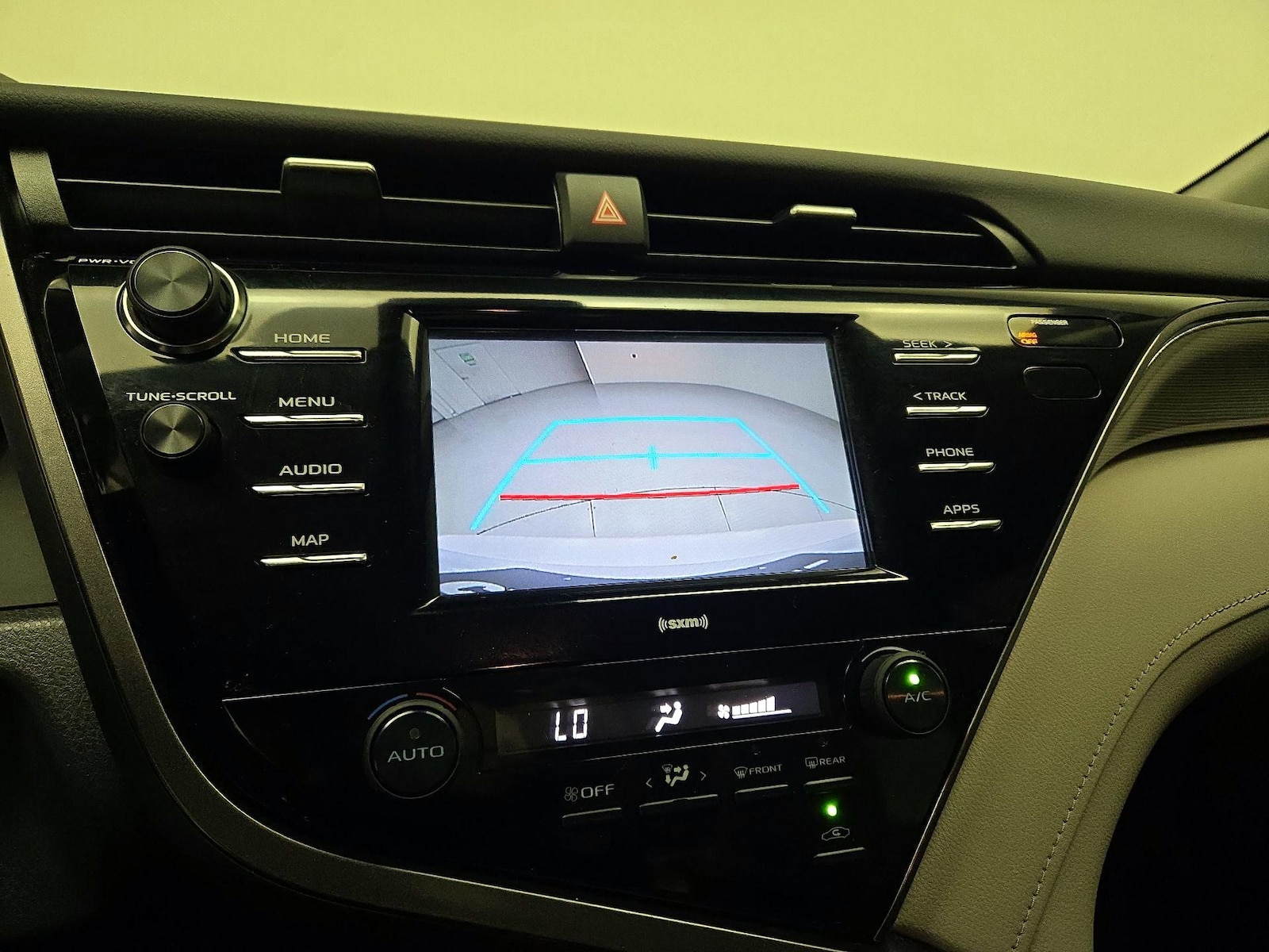 2020 Toyota Camry SE - Photo 15