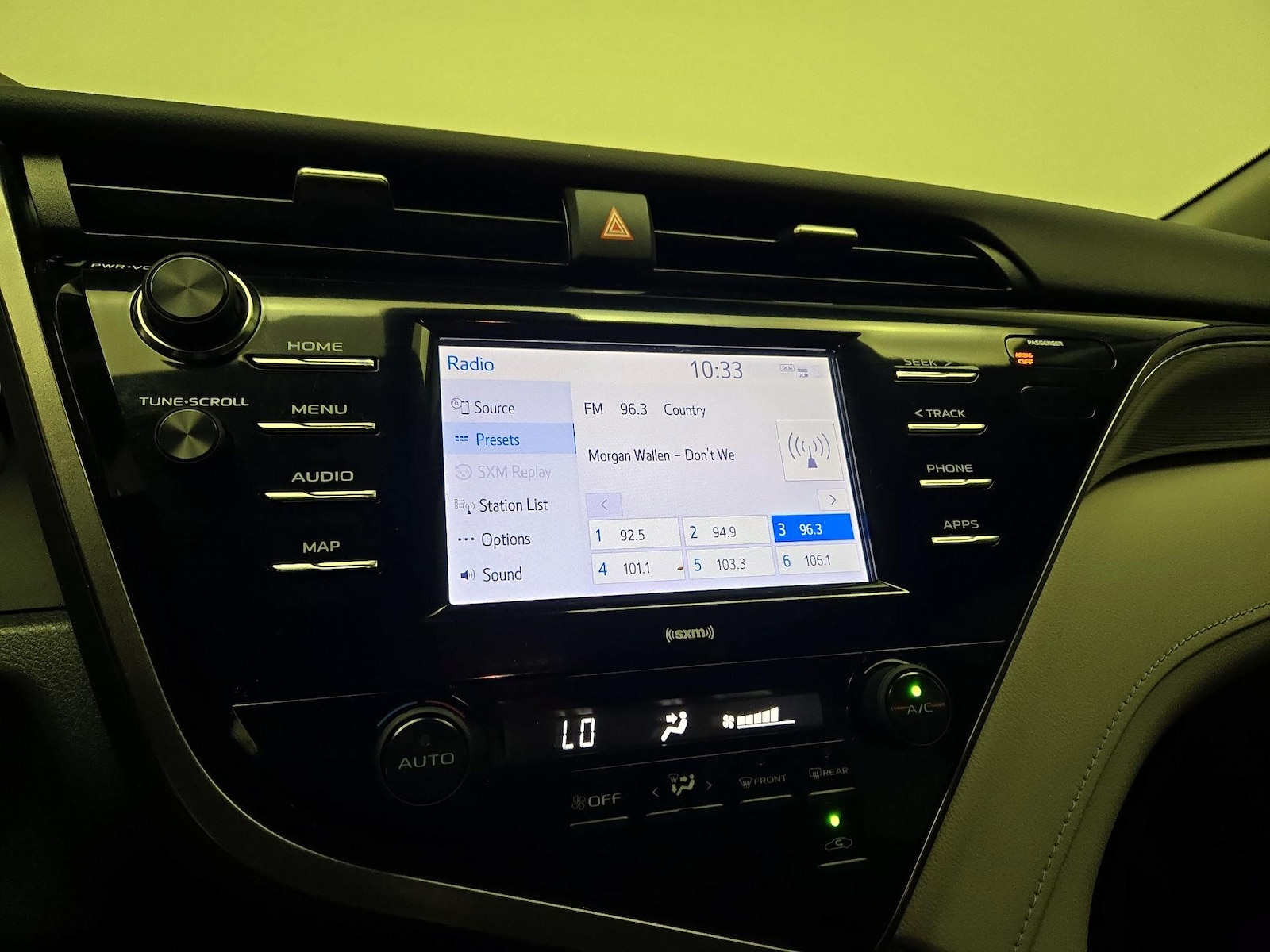 2020 Toyota Camry SE - Photo 16
