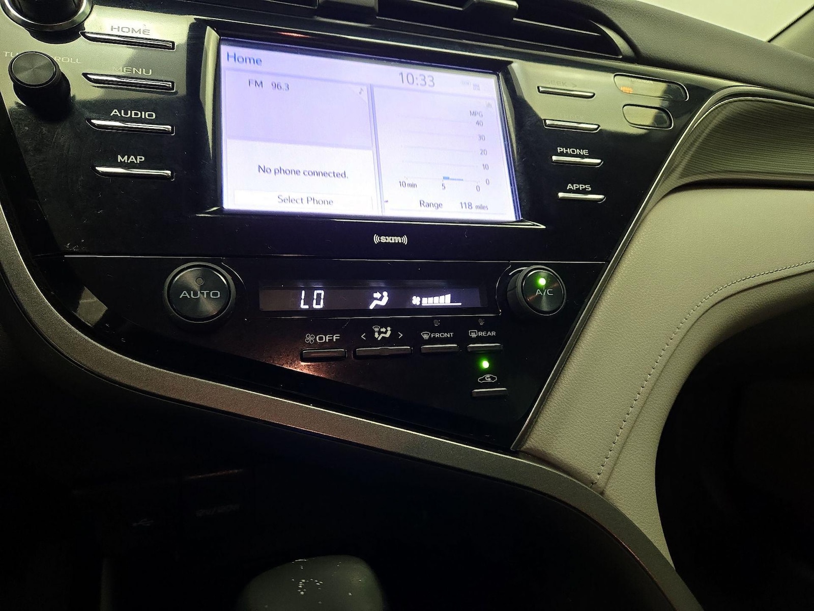 2020 Toyota Camry SE - Photo 17
