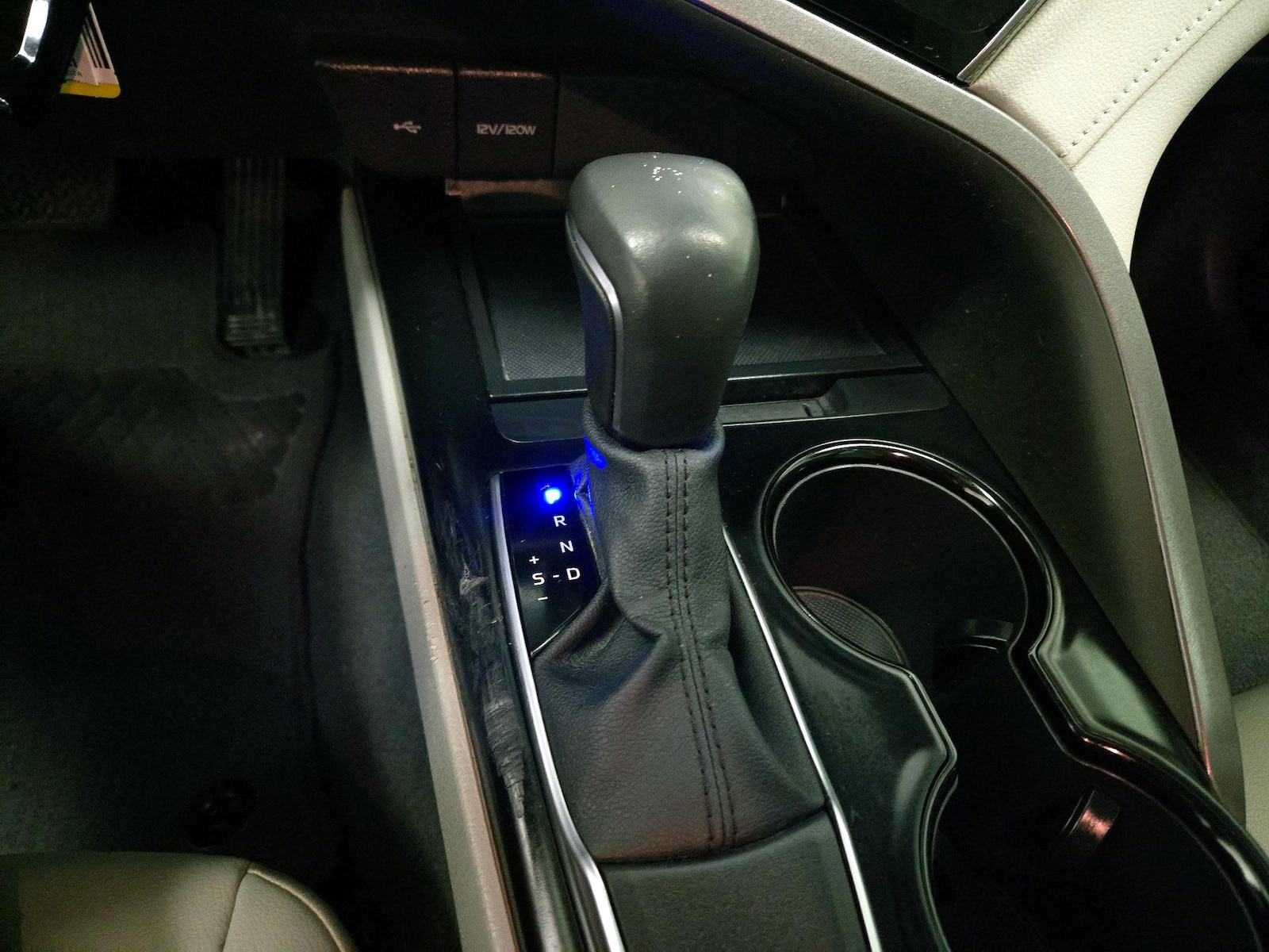 2020 Toyota Camry SE - Photo 18