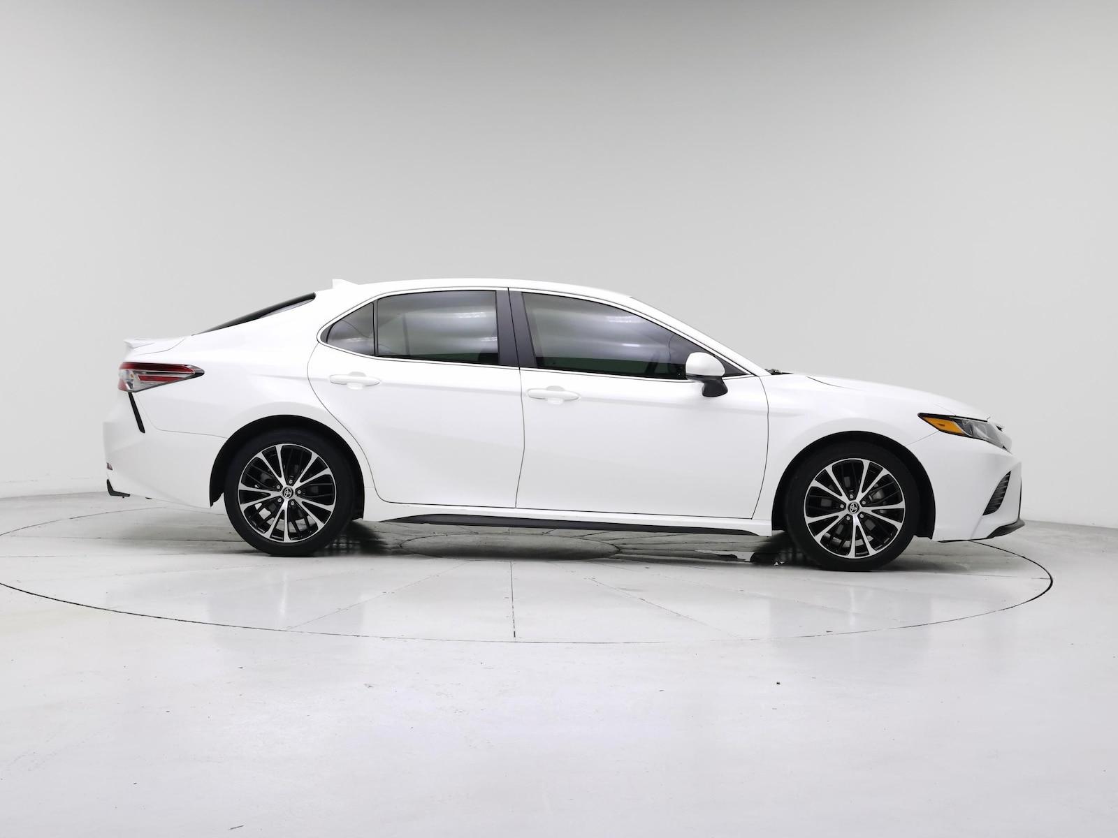 2020 Toyota Camry SE - Photo 8
