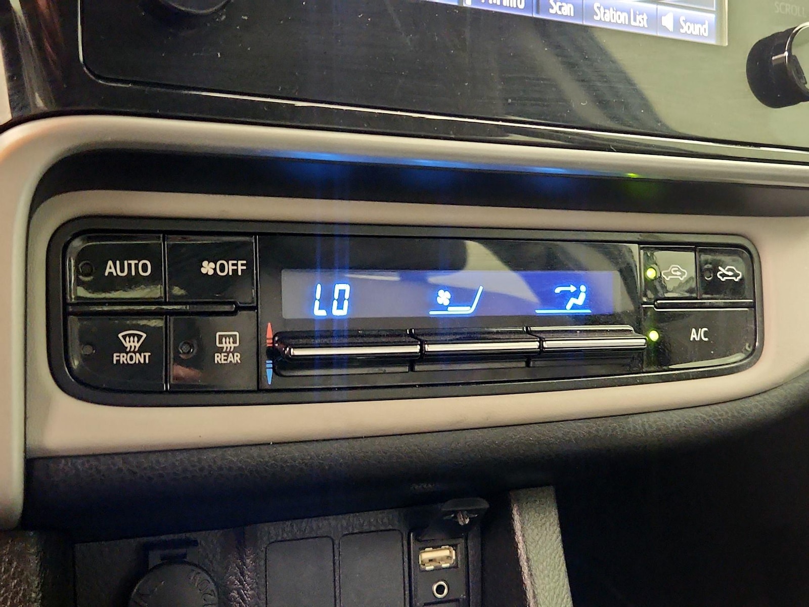 2018 Toyota Corolla LE - Photo 17