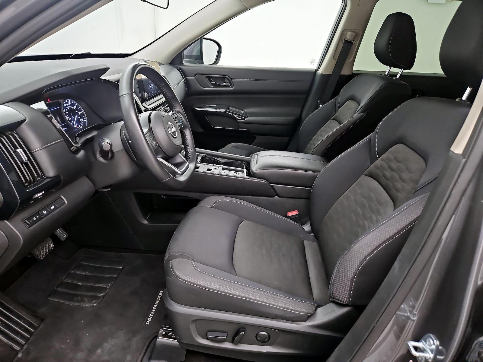 2025 Nissan Pathfinder SV - Photo 12