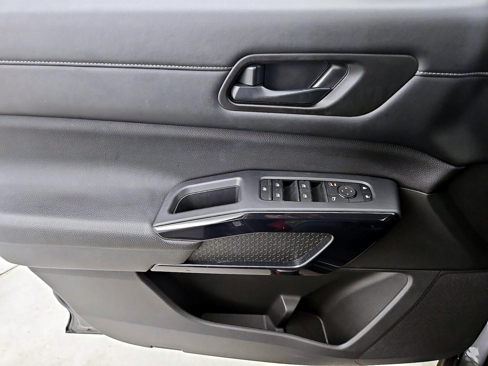 2025 Nissan Pathfinder SV - Photo 13