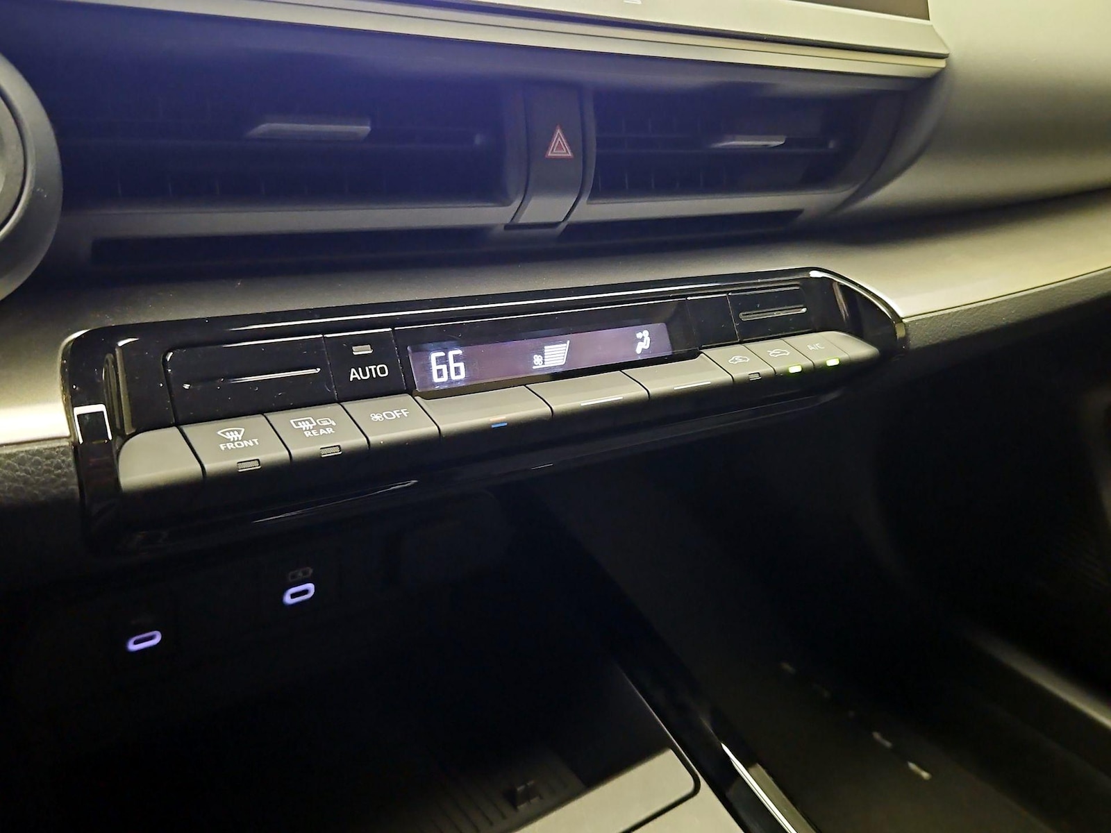 2024 Toyota Prius LE - Photo 17