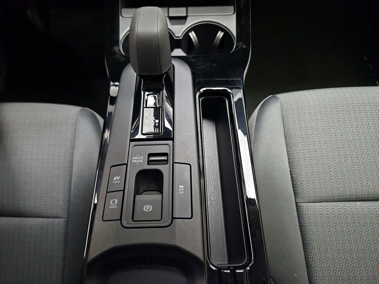 2024 Toyota Prius LE - Photo 18