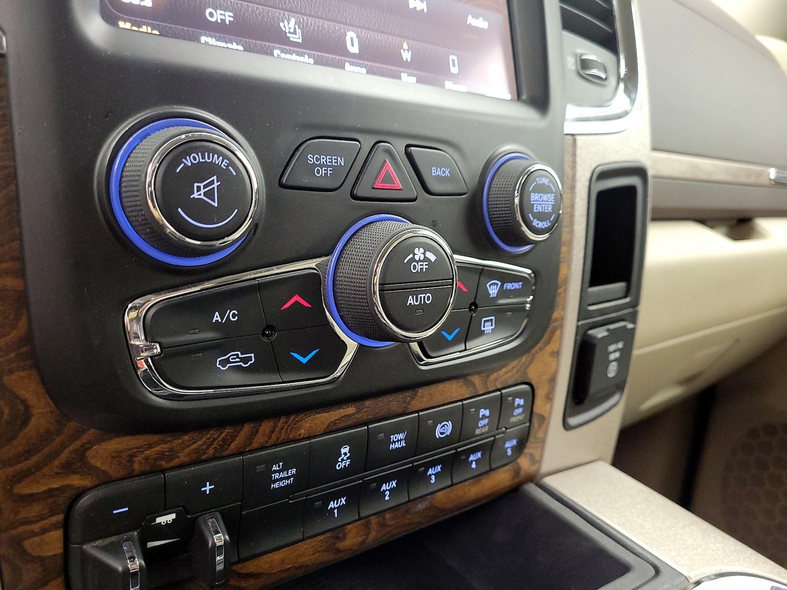 2018 RAM Ram 3500 Pickup Laramie Longhorn - Photo 18