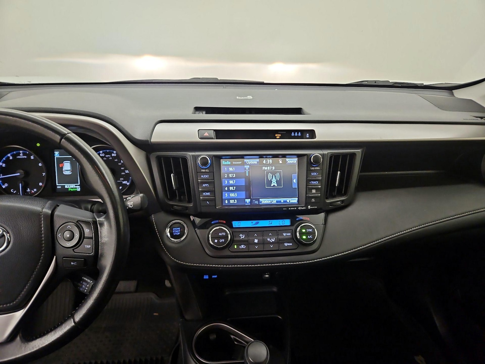 2017 Toyota RAV4 XLE - Photo 10