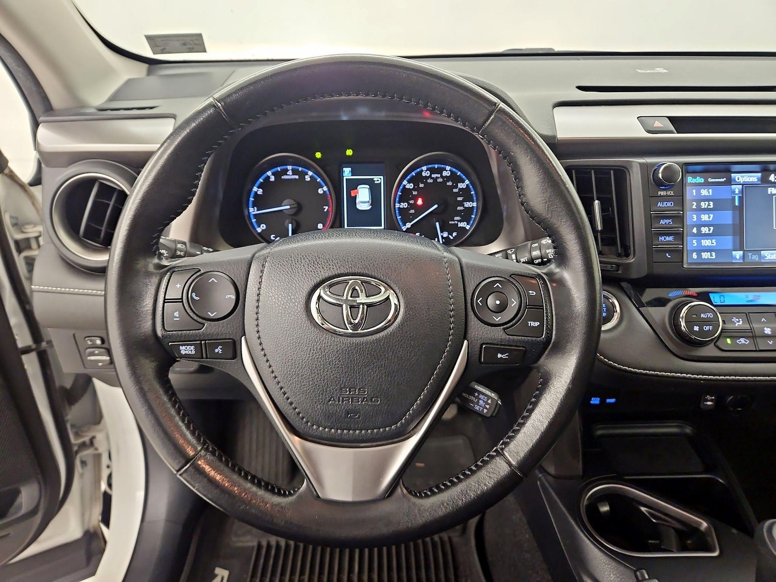 2017 Toyota RAV4 XLE - Photo 11