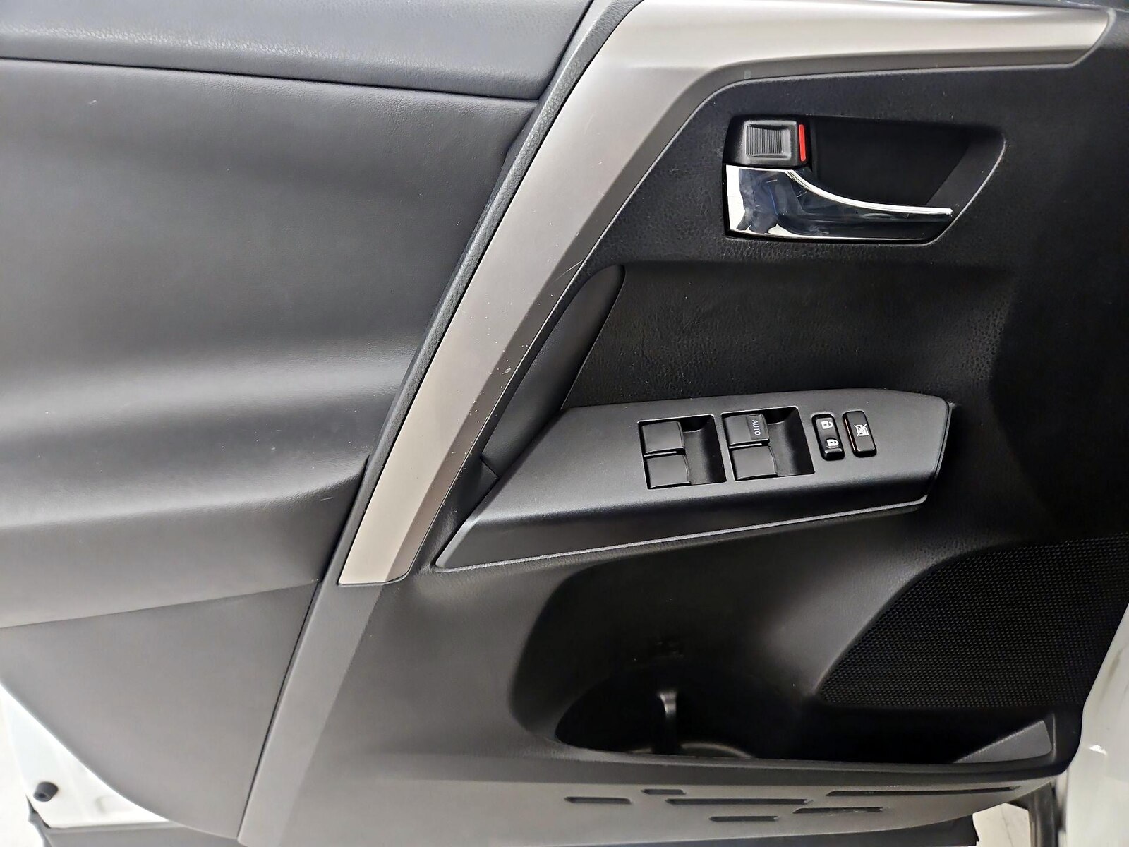 2017 Toyota RAV4 XLE - Photo 13