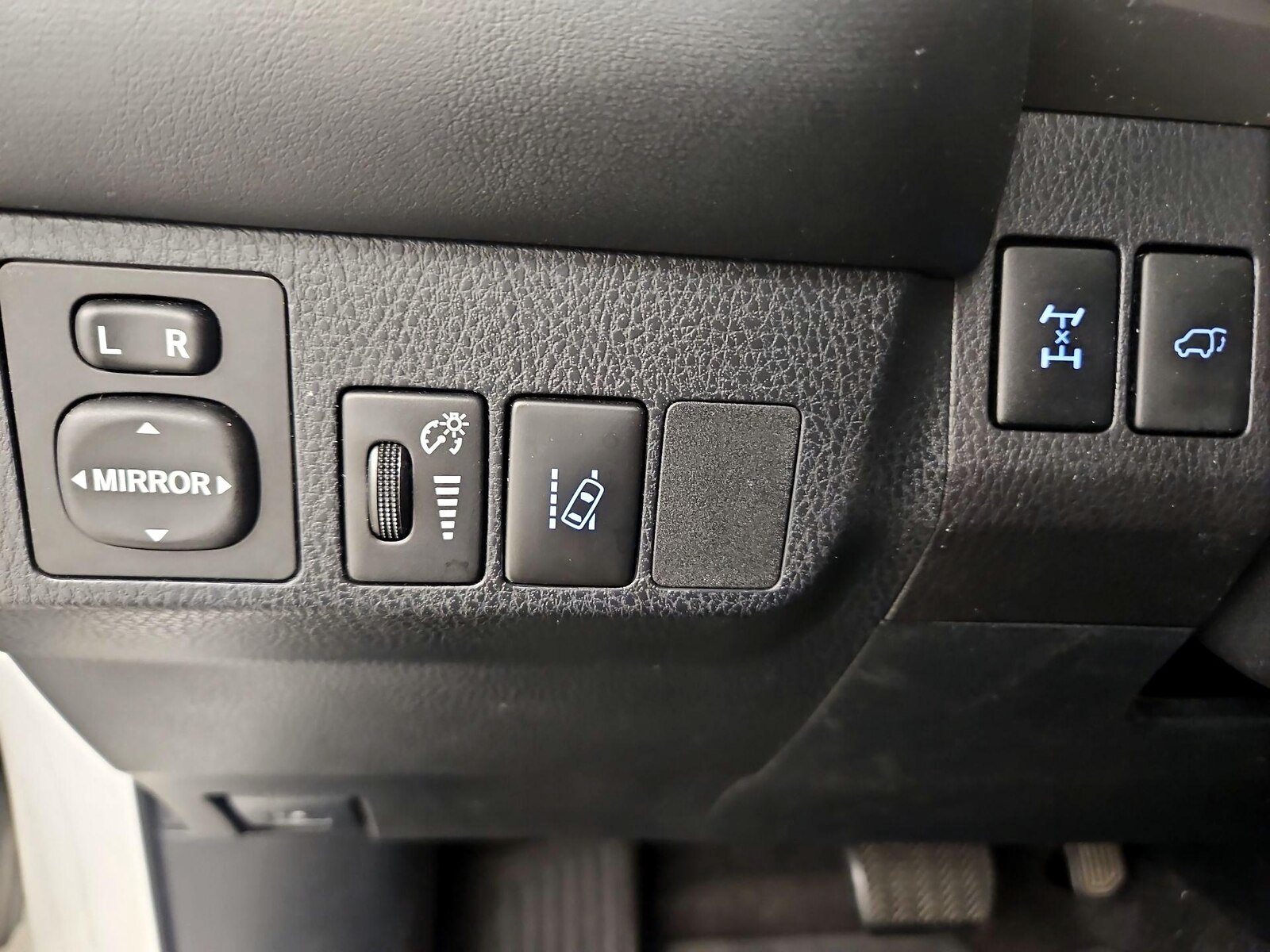 2017 Toyota RAV4 XLE - Photo 14