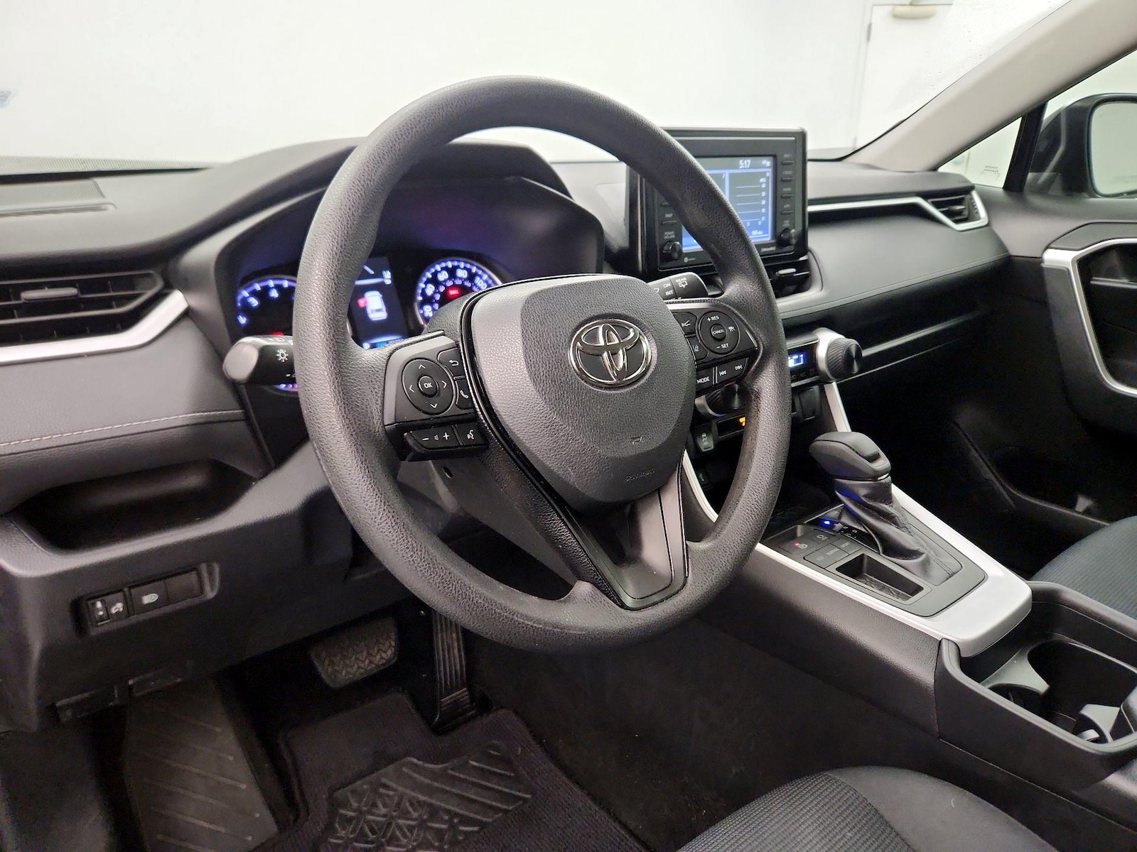 2020 Toyota RAV4 LE - Photo 10