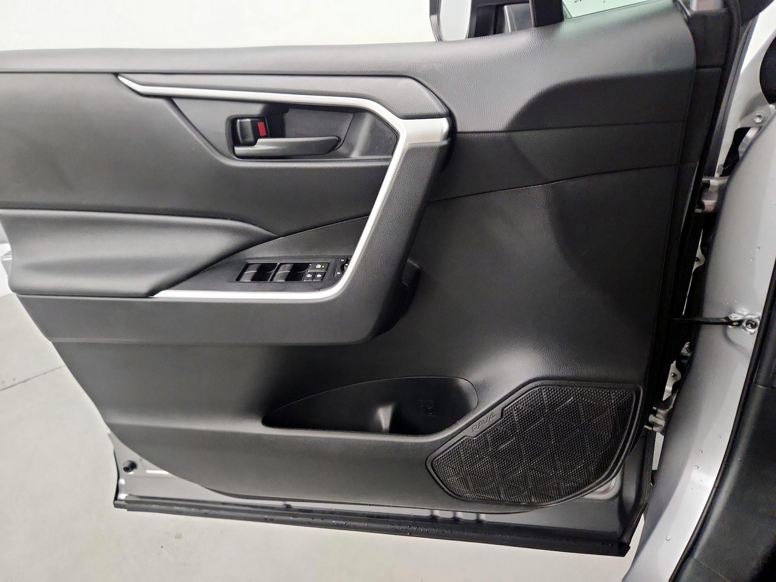 2020 Toyota RAV4 LE - Photo 13