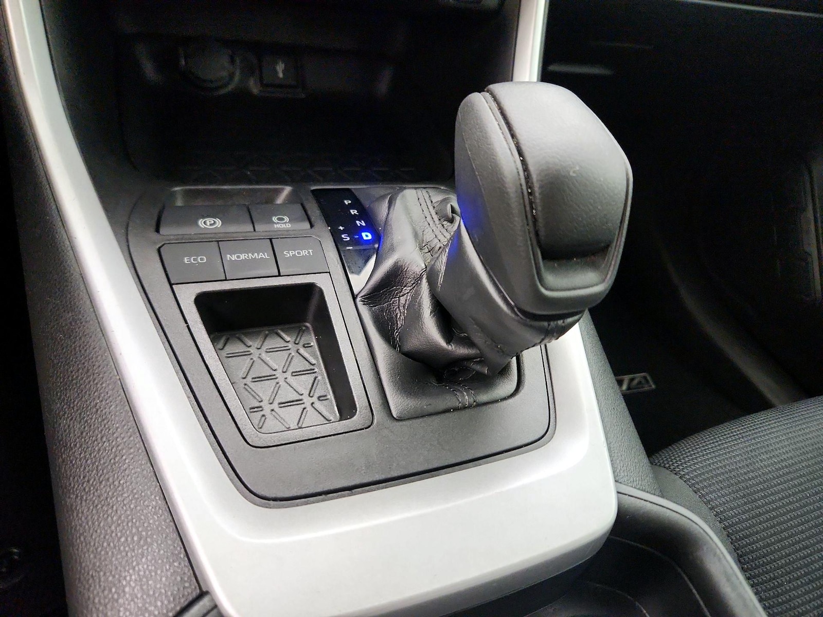 2020 Toyota RAV4 LE - Photo 17