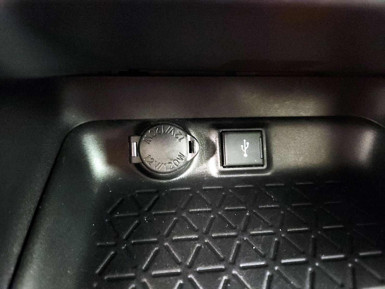 2020 Toyota RAV4 LE - Photo 18