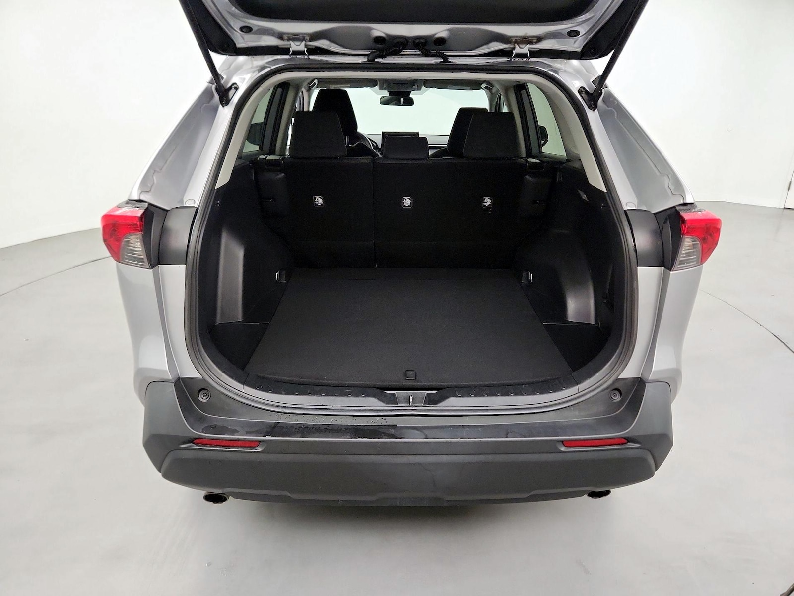 2020 Toyota RAV4 LE - Photo 20