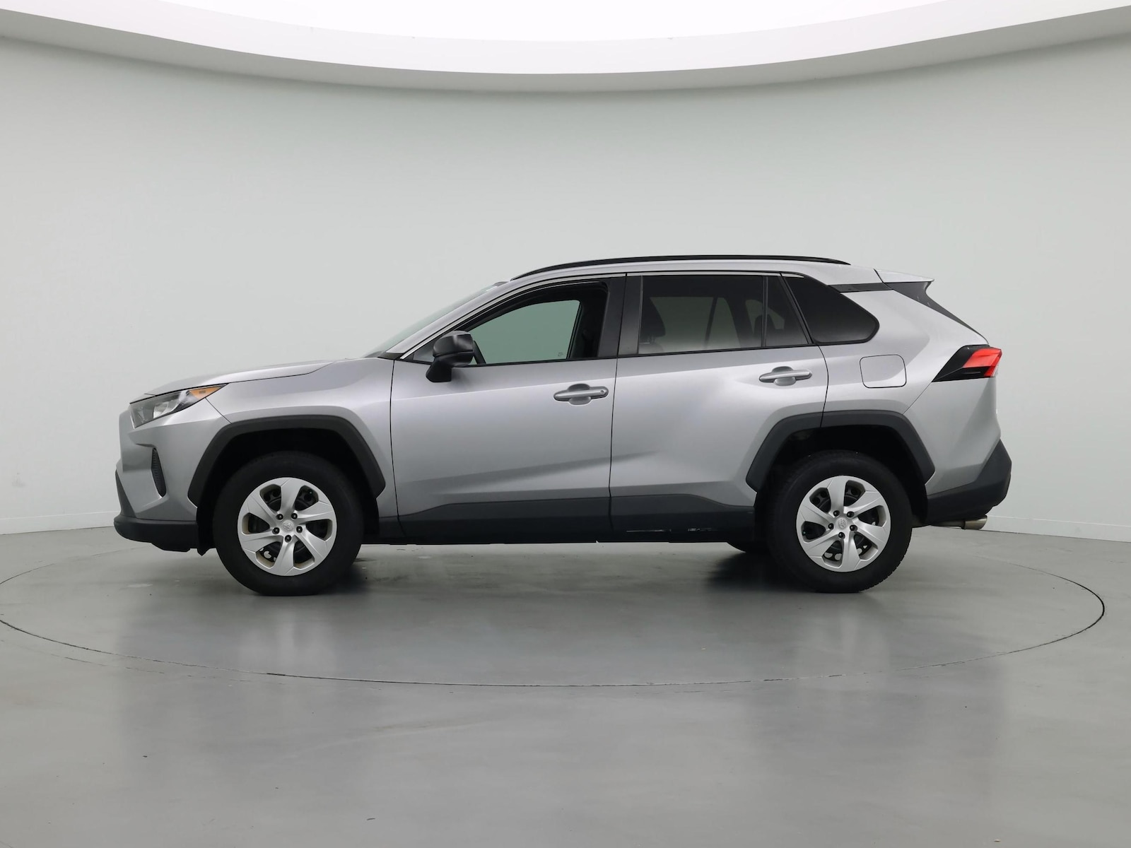 2020 Toyota RAV4 LE - Photo 4