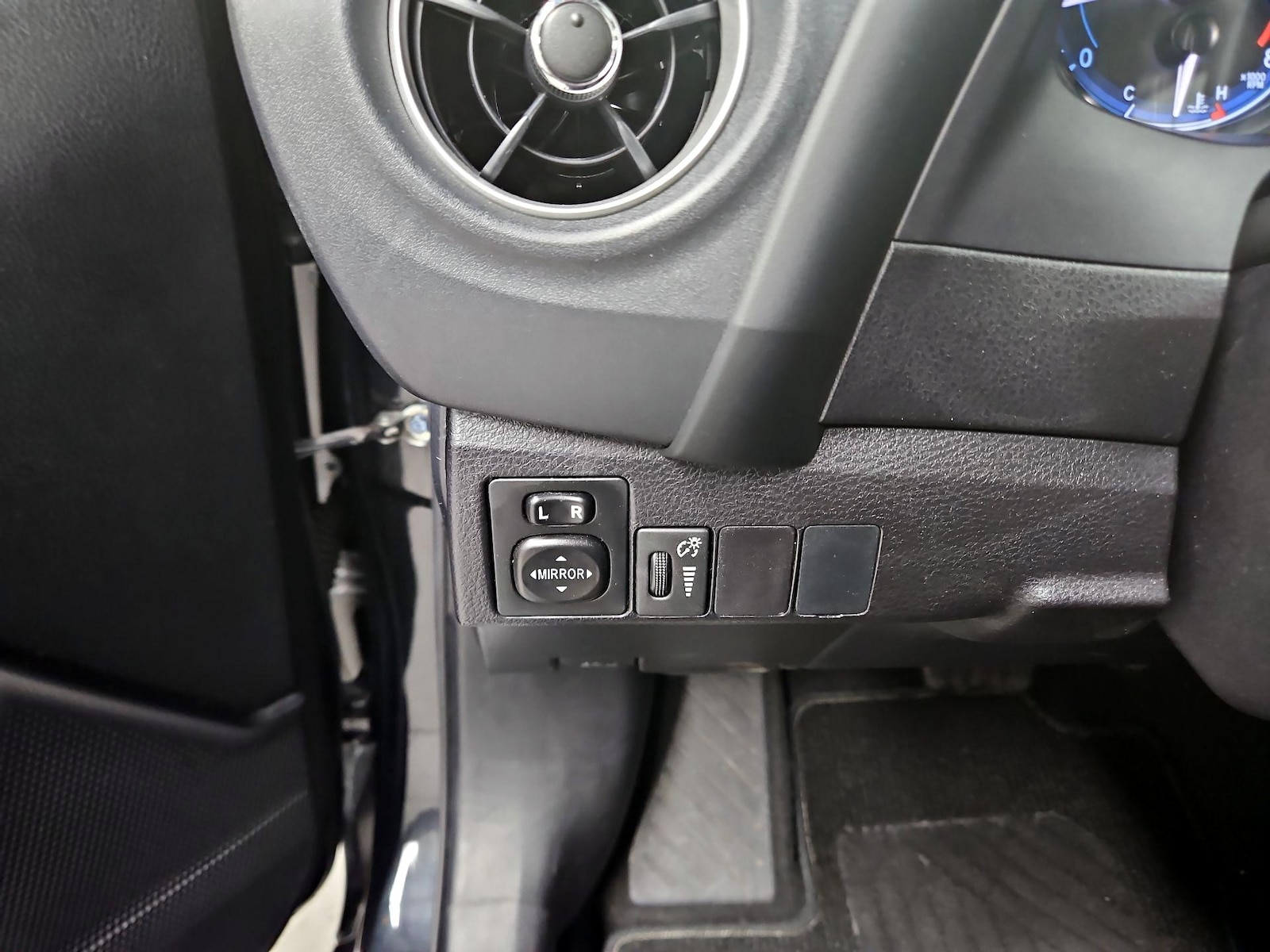 2019 Toyota Corolla XLE - Photo 14