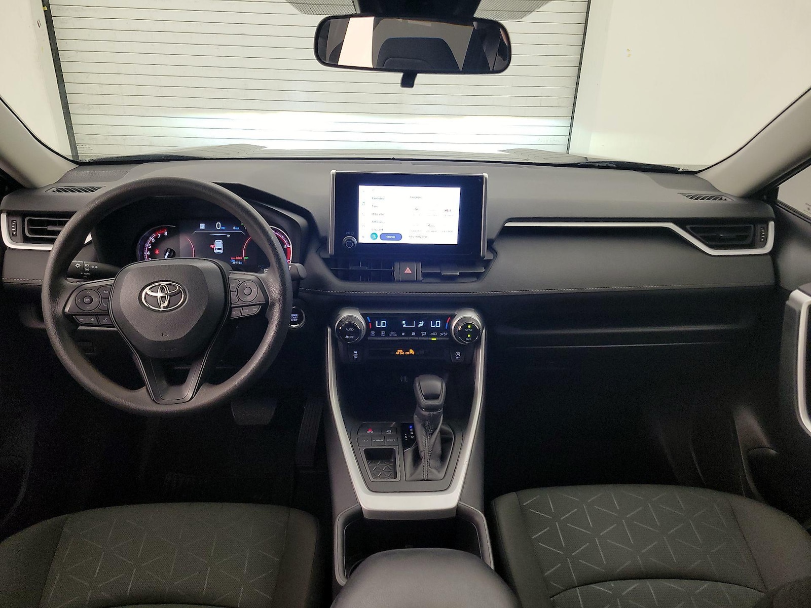 2024 Toyota RAV4 XLE - Photo 10
