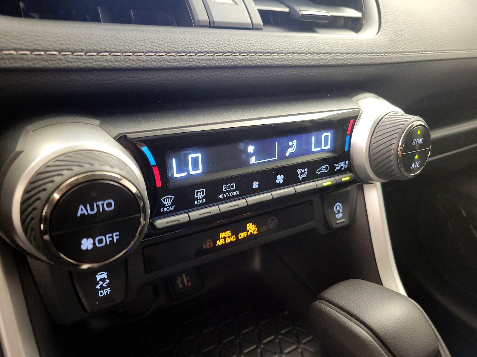 2024 Toyota RAV4 XLE - Photo 17