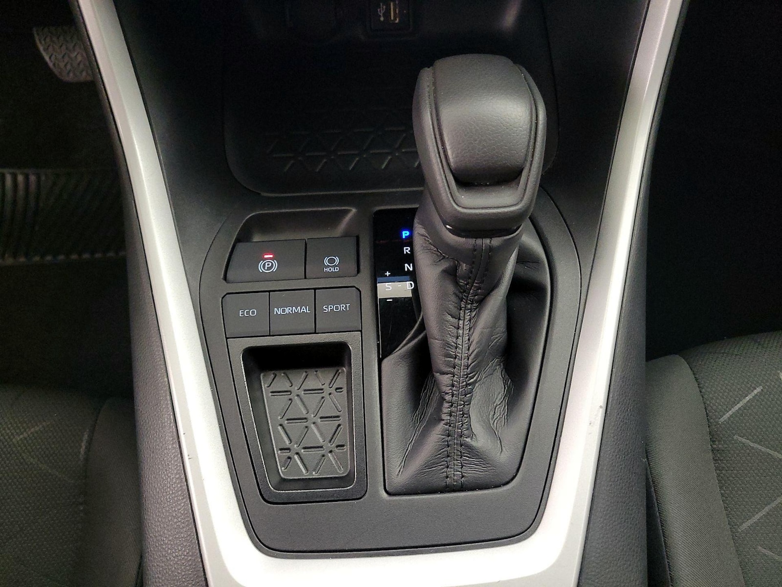 2024 Toyota RAV4 XLE - Photo 18