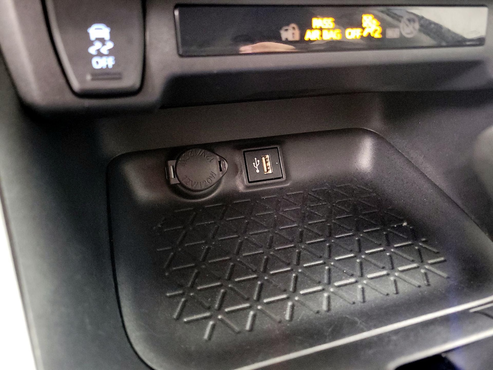 2024 Toyota RAV4 XLE - Photo 19