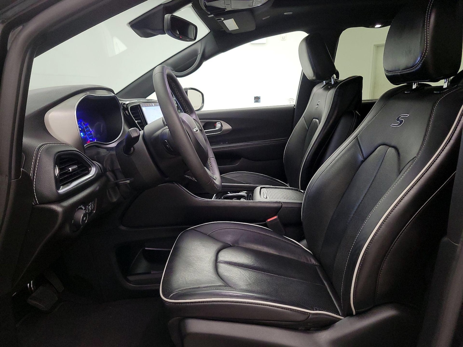 2023 Chrysler Pacifica Hybrid Limited - Photo 12
