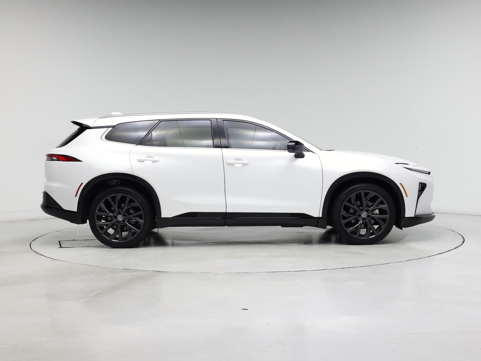 2025 Toyota Crown Signia Limited - Photo 8