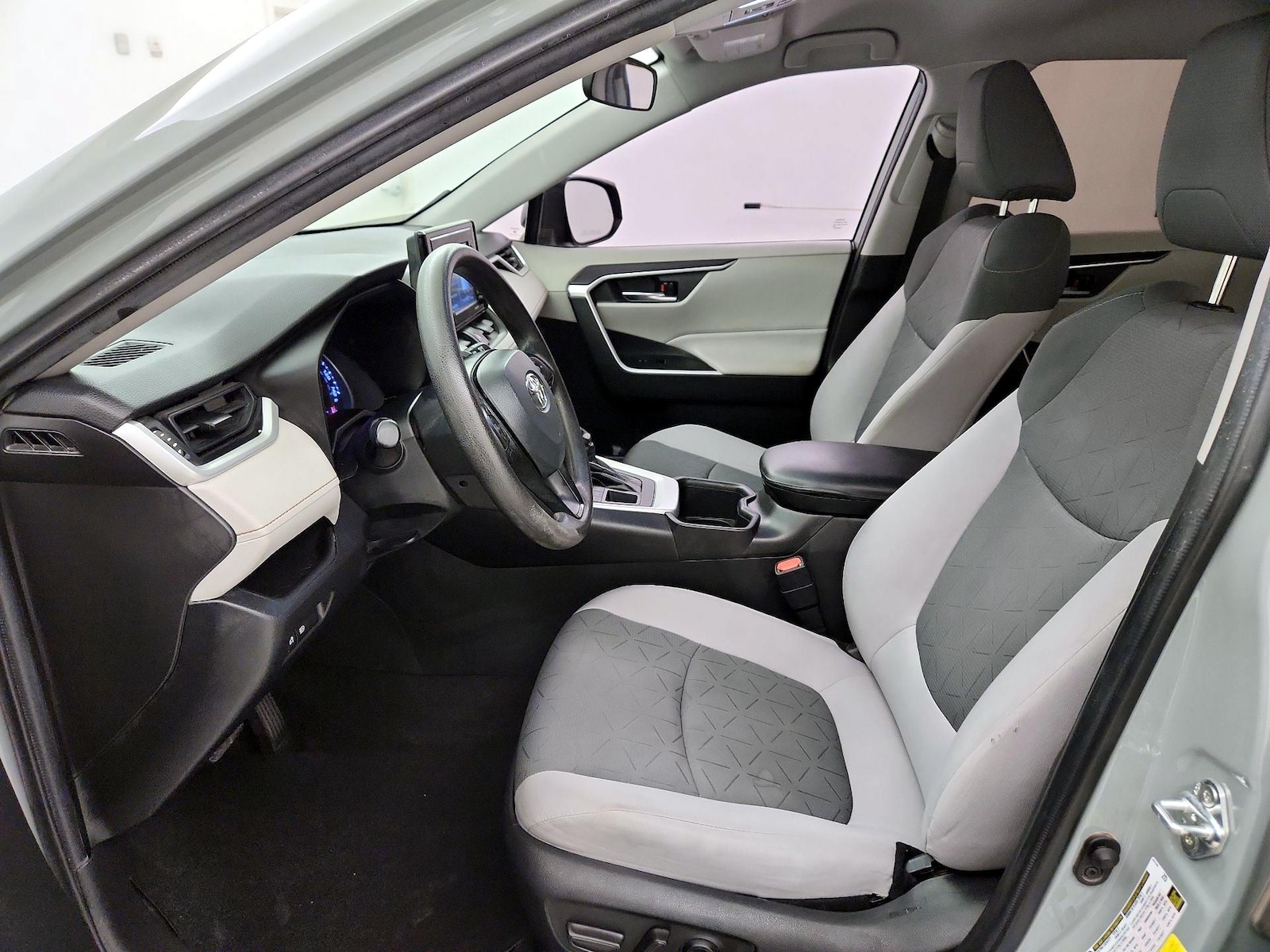 2022 Toyota RAV4 XLE - Photo 12