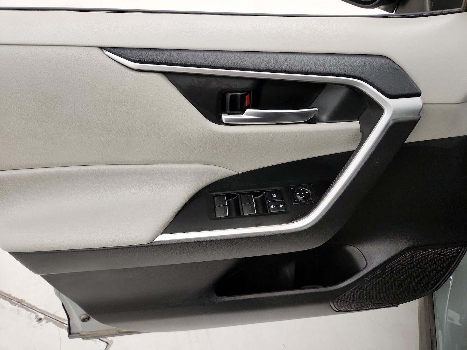 2022 Toyota RAV4 XLE - Photo 13