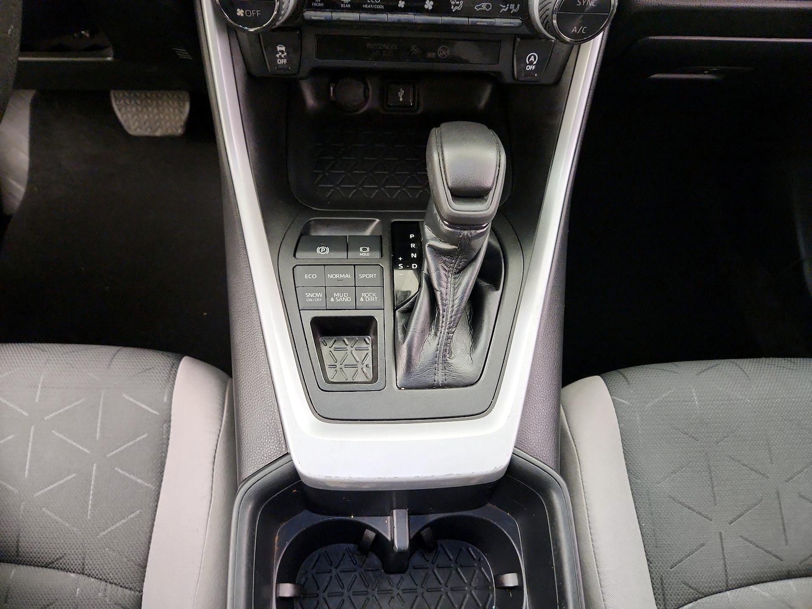 2022 Toyota RAV4 XLE - Photo 17