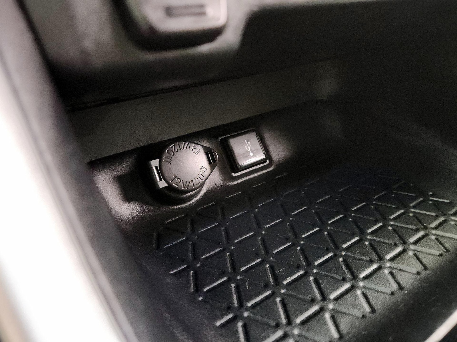 2022 Toyota RAV4 XLE - Photo 18