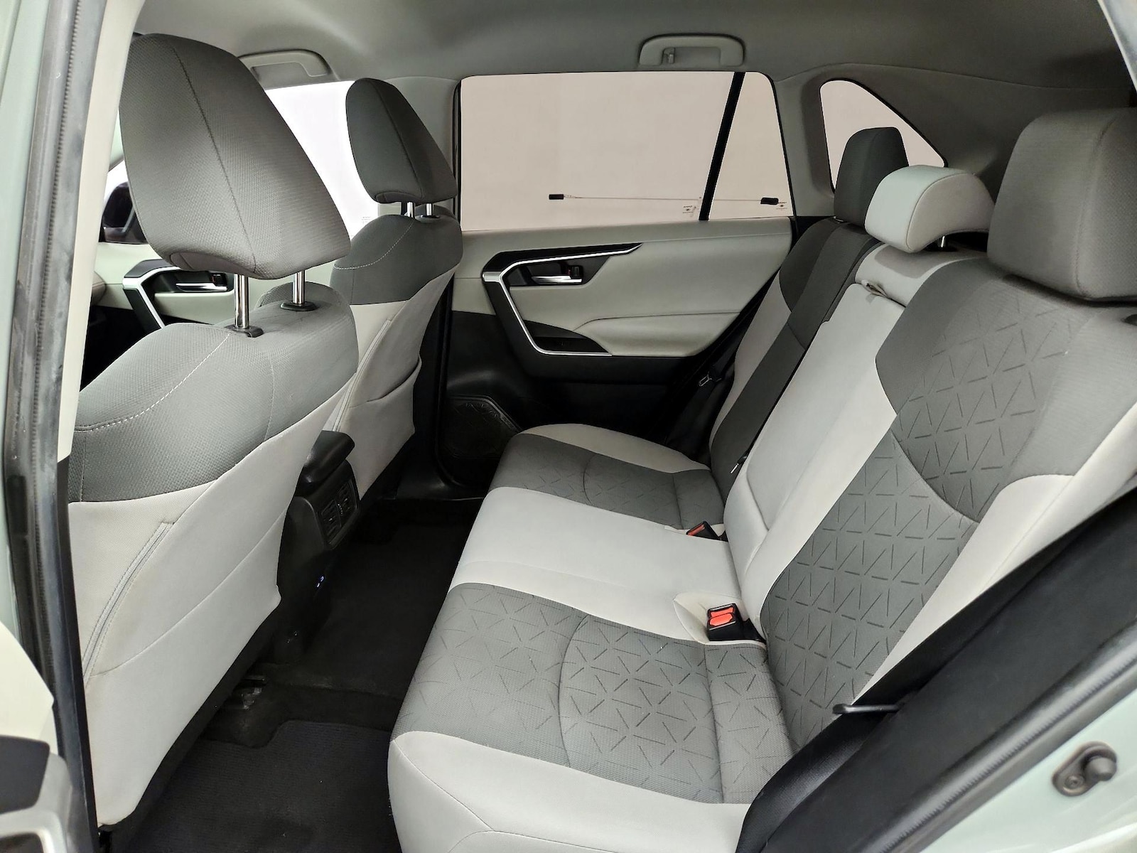2022 Toyota RAV4 XLE - Photo 19