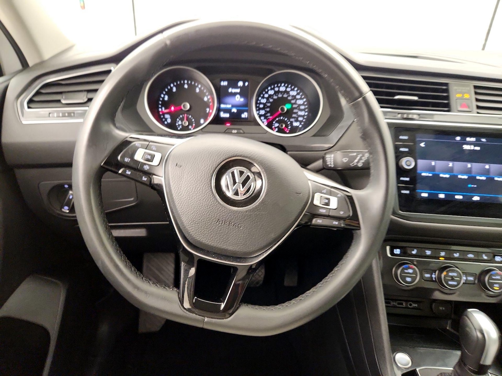 2020 Volkswagen Tiguan SE - Photo 11