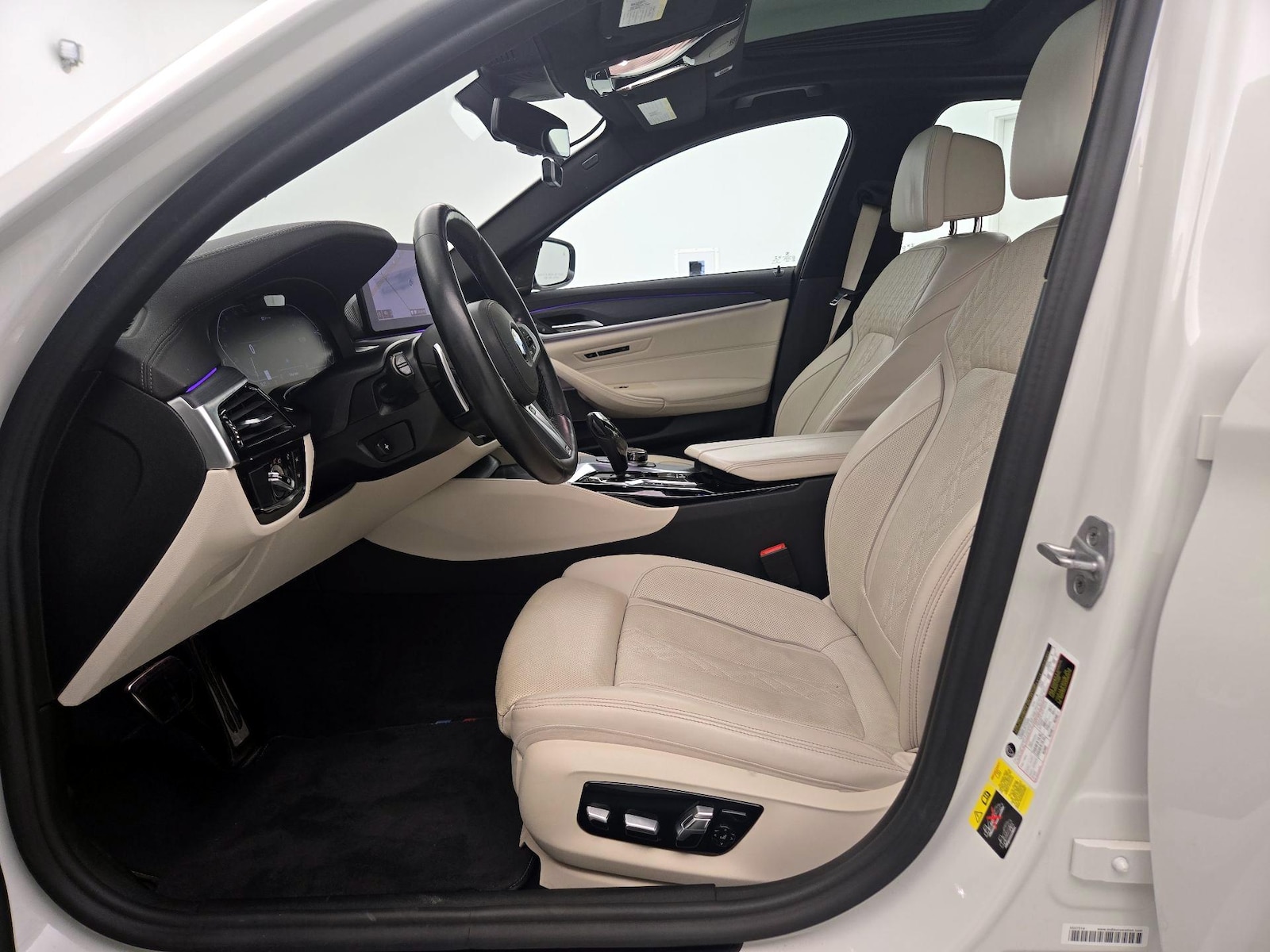 2021 BMW 5 Series 530e - Photo 12