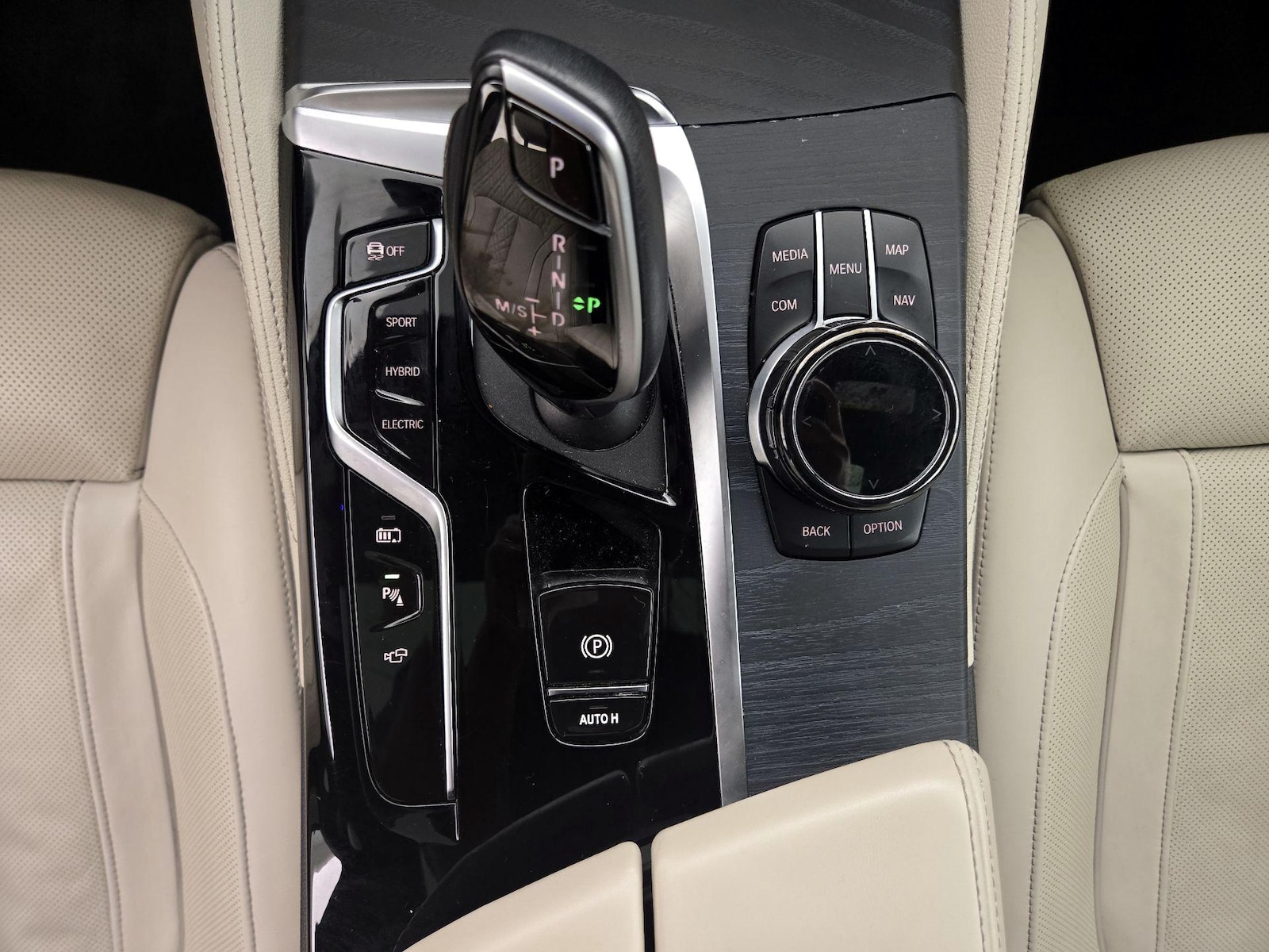 2021 BMW 5 Series 530e - Photo 19