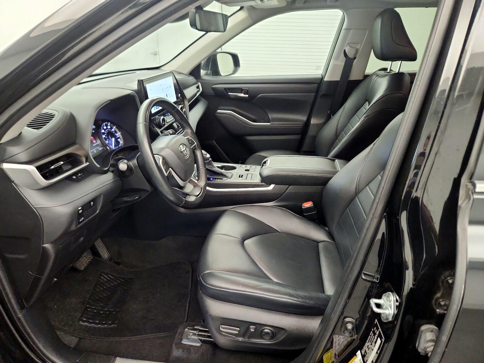 2023 Toyota Highlander XLE - Photo 12