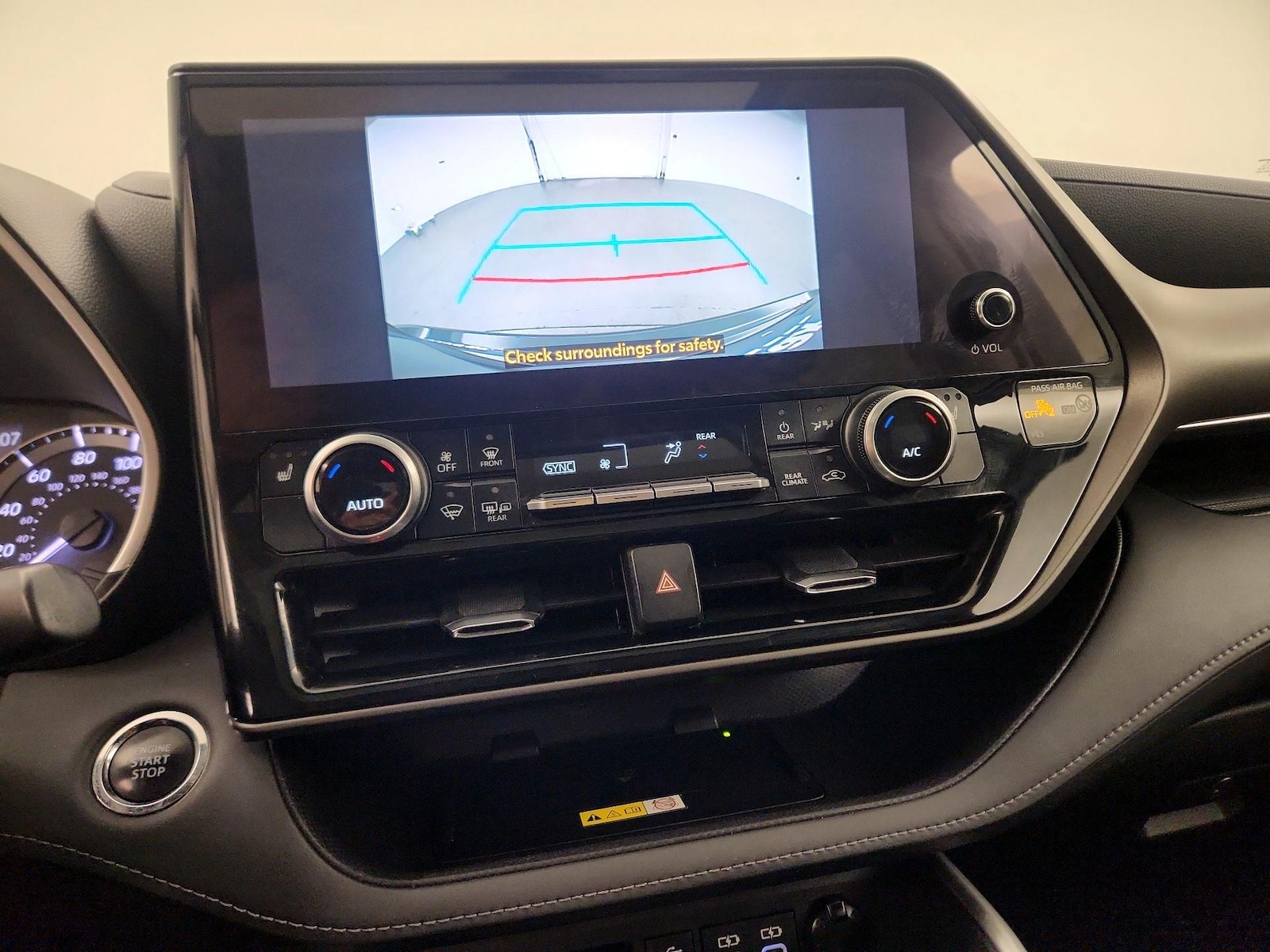 2023 Toyota Highlander XLE - Photo 14