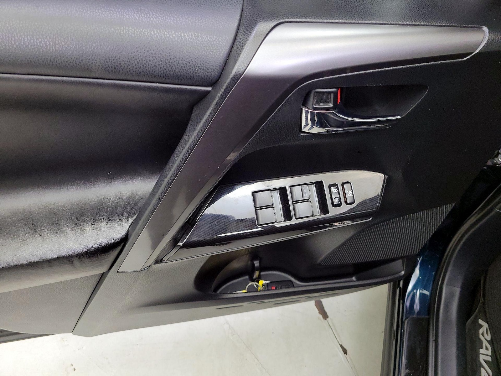 2018 Toyota RAV4 SE - Photo 13