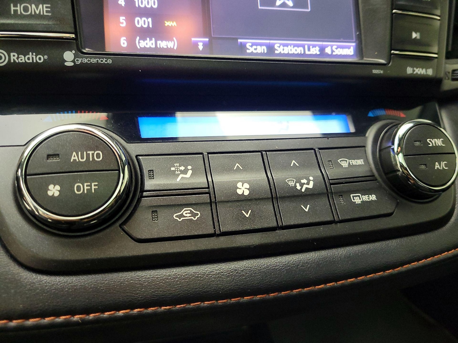 2018 Toyota RAV4 SE - Photo 17