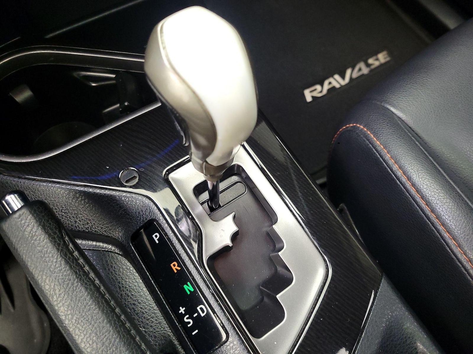 2018 Toyota RAV4 SE - Photo 18