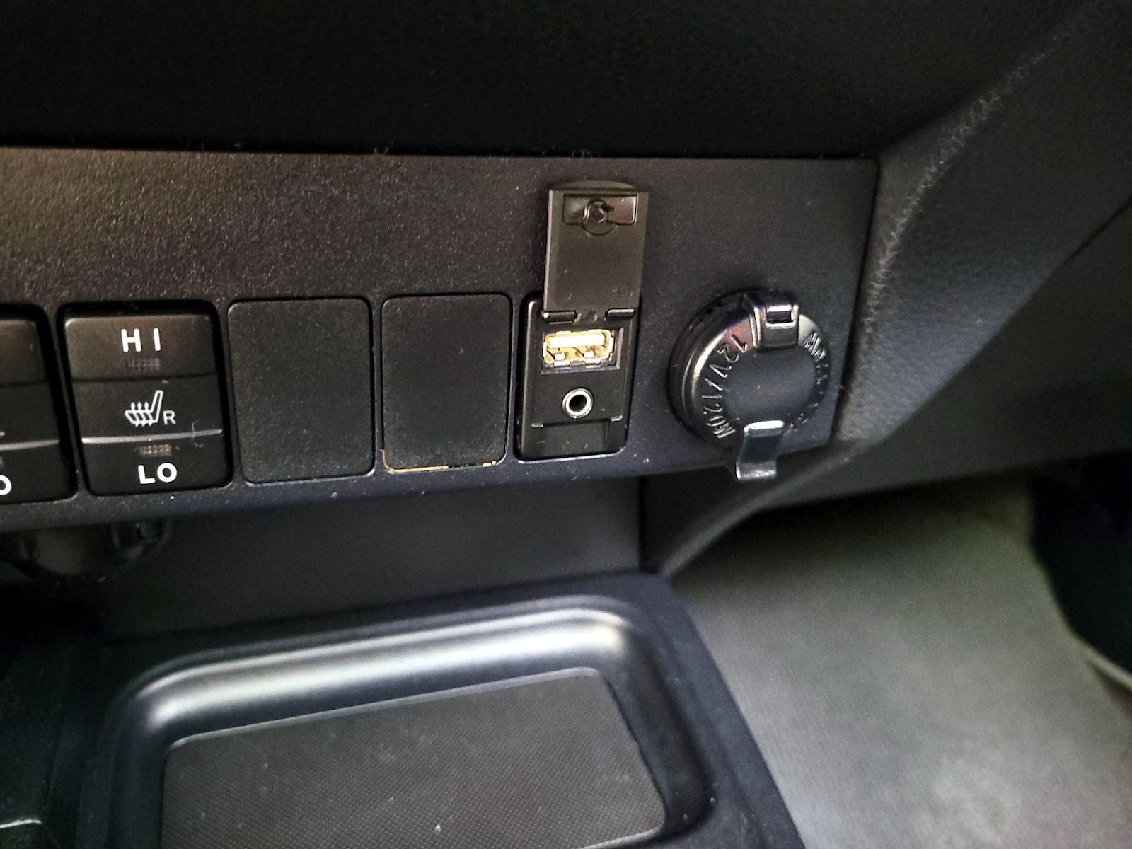 2018 Toyota RAV4 SE - Photo 19